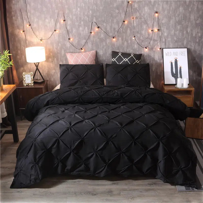 Parure de lit carreaux noirs, bonne qualité et à la mode sur un lit dans une maison, bonne qualité et à la mode