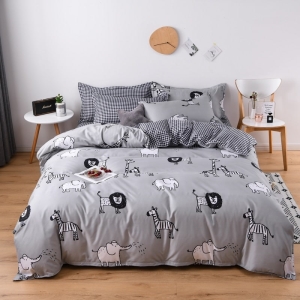 Parure de lit imprimé animaux, bonne qualité et à la mode sur un lit dans une maison
