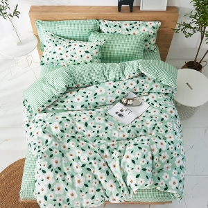 Parure de lit verte fleurie, bonne qualité et à la mode dans une maison