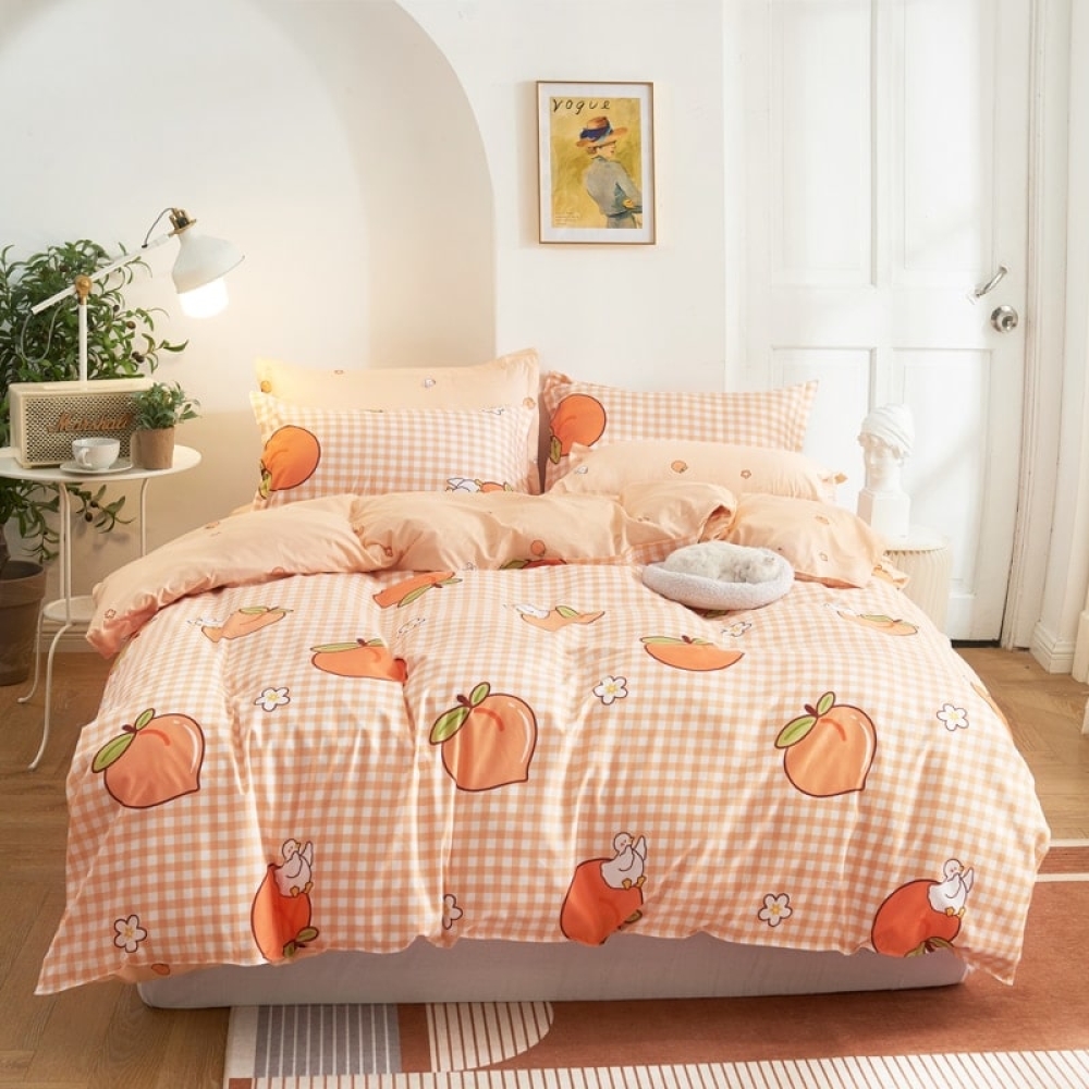 Parure de lit imprimé pêches, bonne qualité et à la mode, sur un lit dans une maison