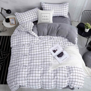Parure de lit à carreaux minimaliste, bonne qualité et à la mode sur un lit dans une maison