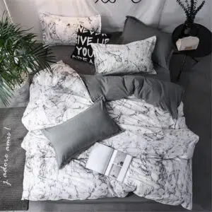 Parure de lit marbre, bonne qualité et à la mode et à la mode sur un lit dans une maison