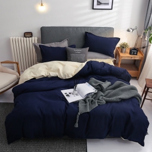 Parure de lit bicolore bleue-beige, bonne qualité et à la mode, très confortable sur un lit dans une maison