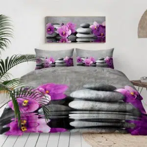 Parure de lit nature grise, bonne qualité et à la mode sur un lit dans une maison