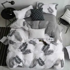 Parure de lit imprimé palmiers, bonne qualité et à la mode très confortable sur un lit dans une maison