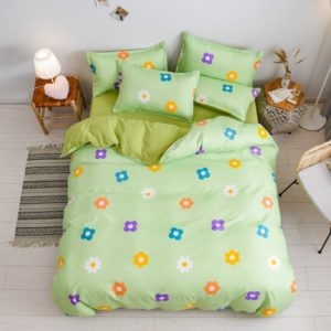 Parure de lit verte à motif fleurs. Bonne qualité et à la mode sur un lit dans une maison