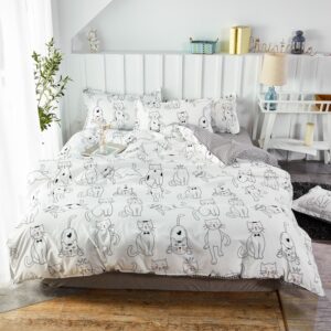 Parure de lit imprimé chats, bonne qualité et à la mode sur un lit dans une maison