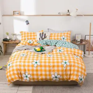 Parure de lit imprimé carreaux et fraises, bonne qualité, confortable sur un lit dans une maison