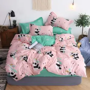 Parure de lit rose petits pandas. Bonne qualité et à la mode sur un lit dans une maison