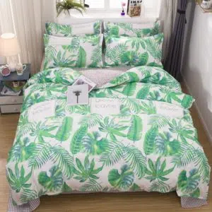 Parure de lit végétation tropicale. Bonne qualité, confortable et à la mode sur un lit dans une maison