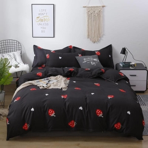 Parure de lit imprimé fraises. Bonne qualité, confortable et à la mode sur un lit dans une maison