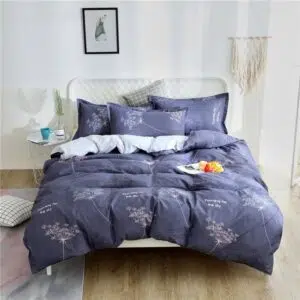 Parure de lit florale violette, bonne qualité et à la mode sur un lit dans une maison
