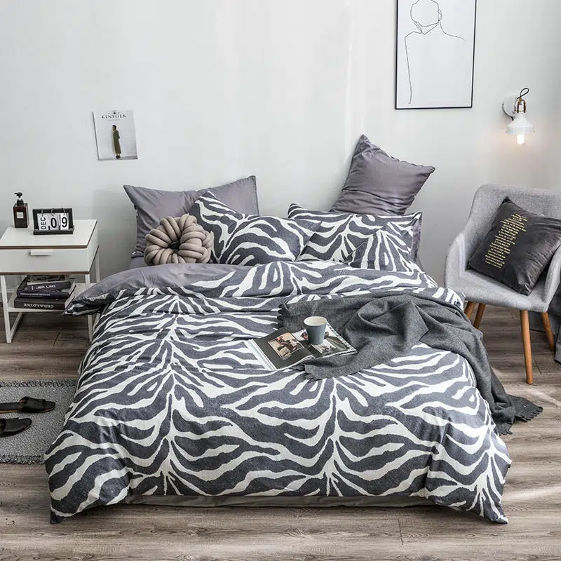 Parure de lit imprimé zébré, bonne qualité et très confortable sur un lit dans une maison
