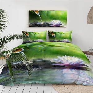Parure de lit nature verte, bonne qualité et à la mode sur un lit dans une maison