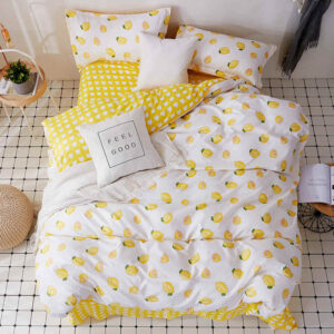 Parure de lit imprimé citron. Bonne qualité, confortable et à la mode sur un lit dans une maison