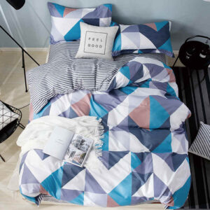 Parure de lit géométrique colorée, bonne qualité et très confortable sur un lit dans une maison