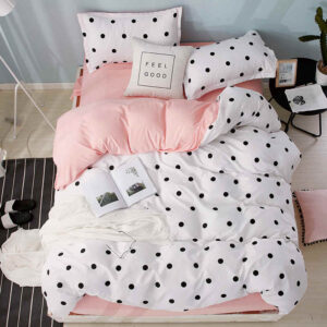 Parure de lit à pois, bonne qualité et à la mode sur un lit dans une maison
