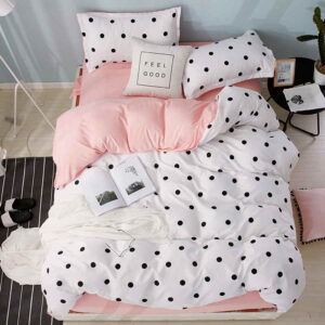 Parure de lit à pois. Bonne qualité, confortable et à la mode sur un lit dans une maison