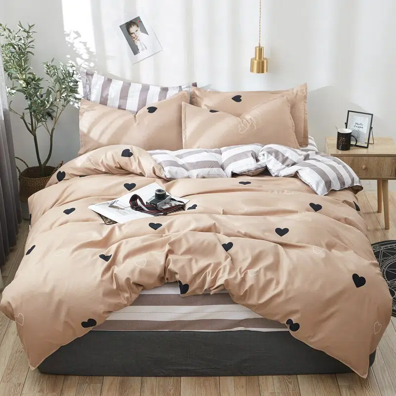 Parure de lit rose et grise dentelle. Bonne qualité, confortable et à la mode sur un lit dans une maison