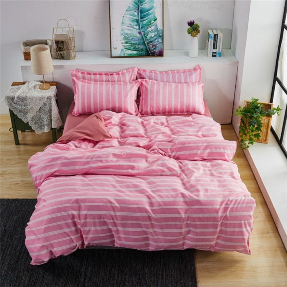Parure de lit bleue géométrique, bonne qualité et à la mode sur un lit dans une maison
