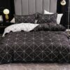 Parure de lit forme géométrique, bonne qualité et très confortable sur un lit dans une maison
