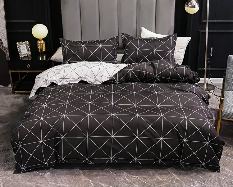 Parure de lit forme géométrique, bonne qualité et très confortable sur un lit dans une maison