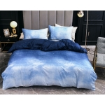Parure de lit bleue nuit, bonne qualité et très confortable sur un lit dans une maison