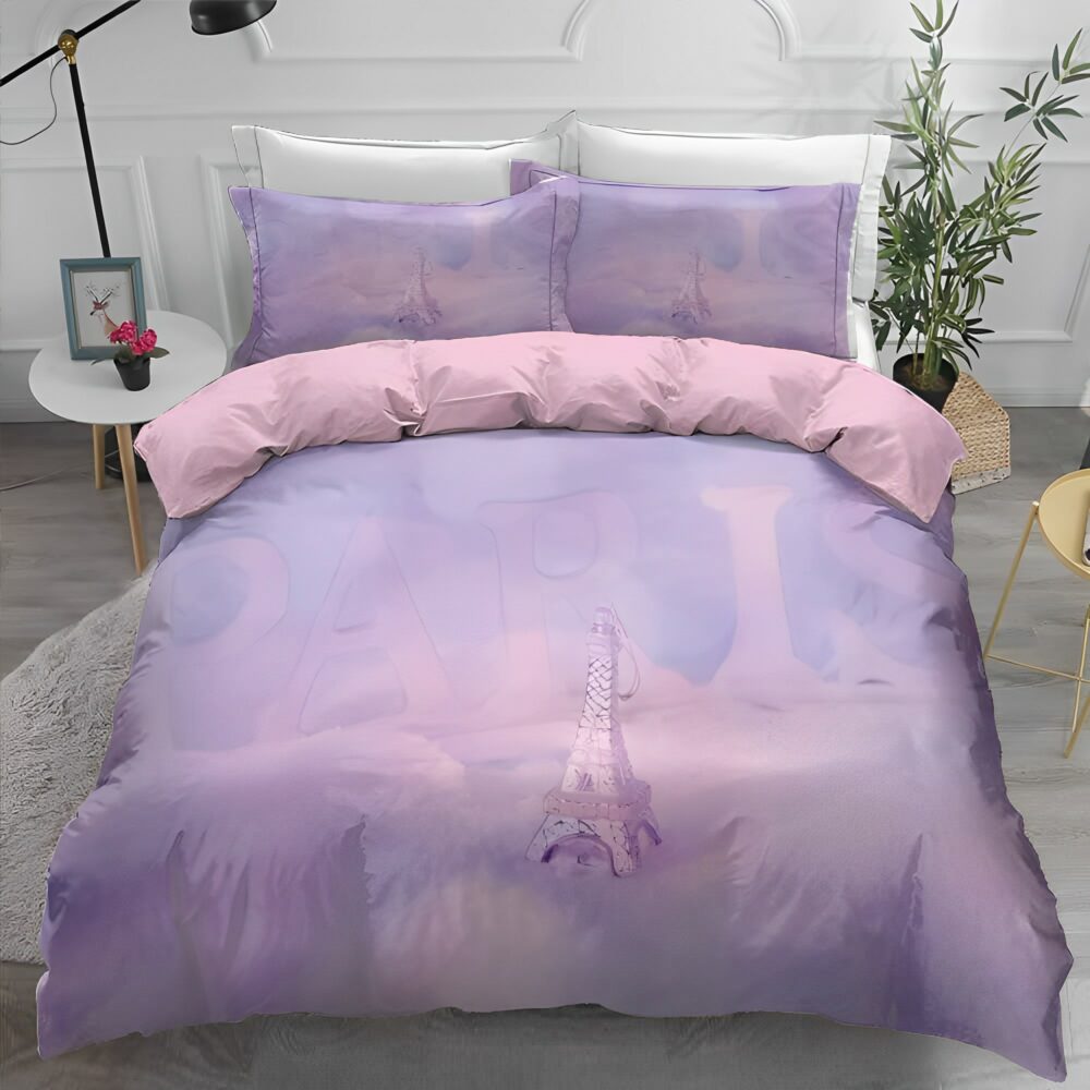 Parure de lit Paris Eiffel multicolore, bonne qualité et très confortable sur un lit dans une maison