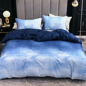 Parure de lit bleue nuit, bonne qualité et très confortable sur un lit dans une maison