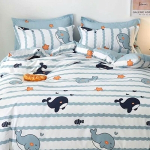 Parure de lit imprimé baleines, bonne qualité et très original sur un lit dans une maison.