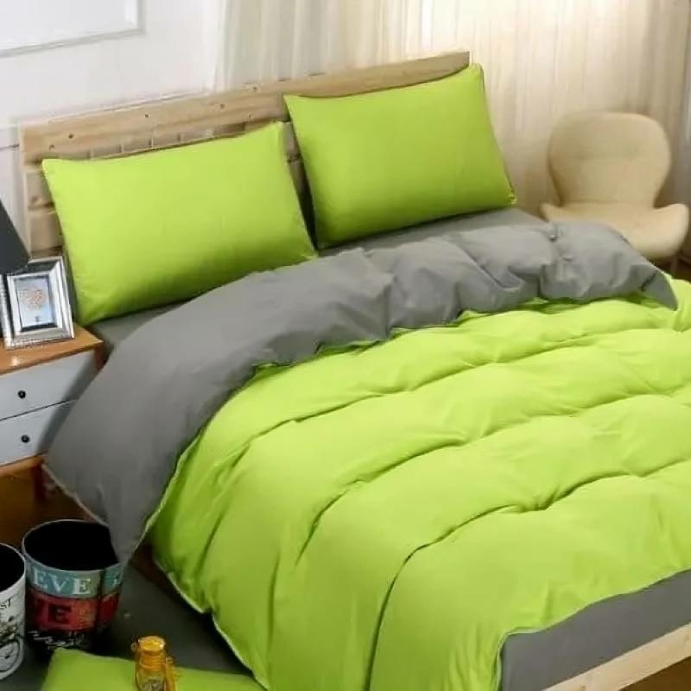 Parure de lit bicolore verte-grise. Bonne qualité et très confortable sur un lita dans une maison.