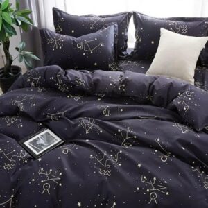 Parure de lit imprimé constellations. Bonne qualité et très original sur un lit dans une maison.