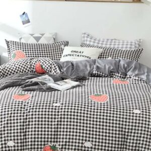 Parure de lit imprimé carreaux et fraises. Bonne qualité, très original sur un lit dans une miason.