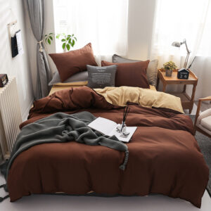 Parure de lit bicolore chocolat-beige, bonne qualité et très confortable sur lit dans une maison