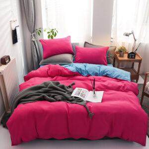 Parure de lit bicolore fuchsia-bleue, bonne qualité et très confortable sur un lit dans une maison