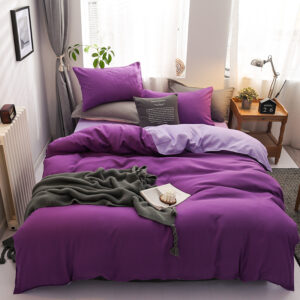 Parure de lit bicolore violine, bonne qualité, confortable et à la mode sur un lit dans une maison