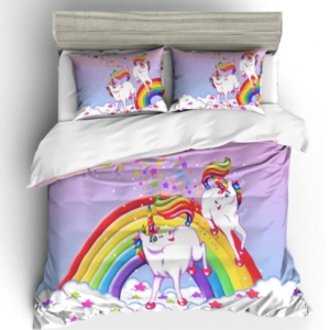 Parure de lit licornes et arc-en-ciel. Bonne qualité, confortable et à la mode sur un lit dans une maison