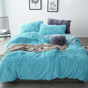 Parure de lit bleu turquoise à poils longs, bonne qualité, confortable et à la mode sur un lit dans une maison