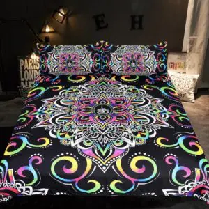 Parure de lit mandala multicolore, bonne qualité, confortable et à la mode sur un lit dans une maison