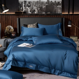 Parure de lit noire en coton Égyptien, bonne qualité, confortable et à la mode sur un lit dans une maison