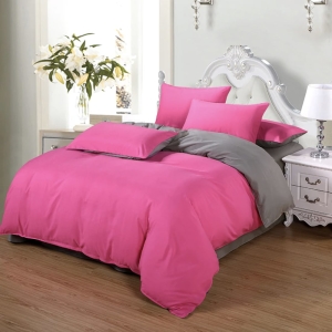 Parure de lit grise et rose. Bonne qualité, confortable et à la mode sur un lit dans une maison