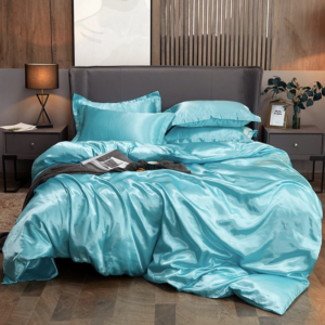 Parure de lit satinée turquoise, bonne qualité, confortable et très à la mode sur un lit dans une maison,