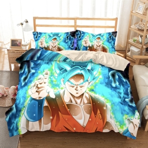 Parure comprennant une couette et deux oreillers. Il y a un dessin de Sangoku en Super Saiyan Blue. Sangoku a donc les cheveux bleux. La parure à donc des grosses dominances de couleur bleues.