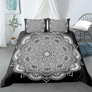 Parure de lit mandala noir et blanc. Bonne qualité et à la mode sur un lit dans une maison