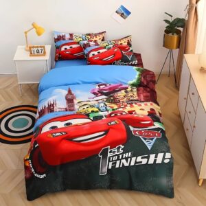 Parure de lit Cars 2 avec Flash McQueen et ses amis . Deux coussins assortis avec le ême design sur un lit avec une table de chevet blanche à gauche et une commode blanche et beige sur la droite du lit.