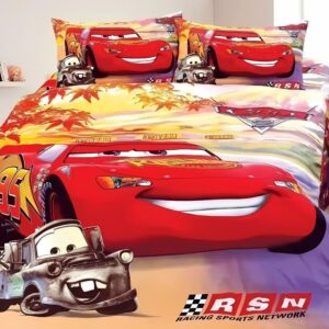 Parure de lit Flash McQueen et Martin avec le logo Cars 2. Sur un lit deux places avec des coussins assortis.