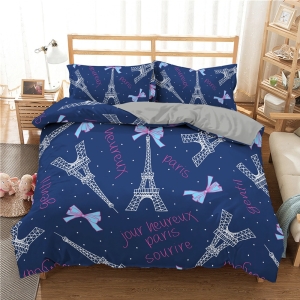 Parure de lit Paris bleu. Bonne qualité, confortable et à la mode sur un lit dans une maison