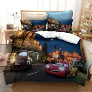 Parure de lit Cars à Radiator Springs. Bonne qualité, confortable et à la mode sur un lit dans une maison