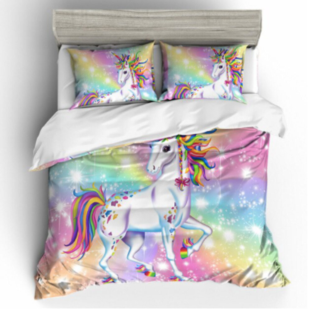 Parure de lit licorne féérique. Bonne qualité et à la mode sur un lit dans une maison