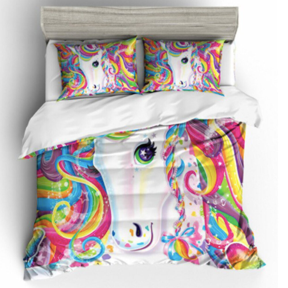 Parure de lit tête de licorne, bonne qualité et à la mode sur un lit dans une maison